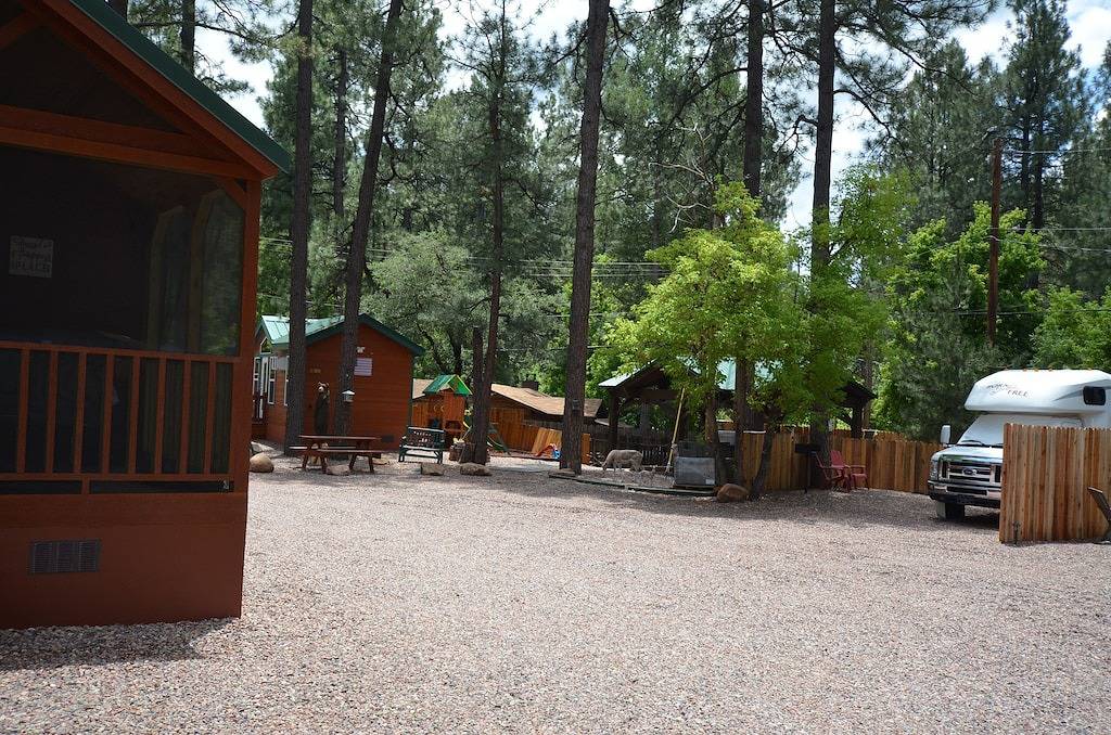 Wie neu ein Schlafzimmer, eine Badekabine mit Blick auf Christopher Creek in Gila County