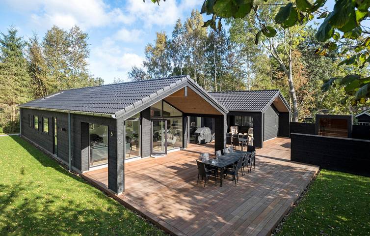 Ferienhaus für 16 Personen, mit Pool und Terrasse sowie Sauna, mit Haustier