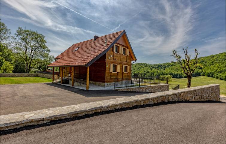 Encantadora casa de vacaciones de 2 dormitorios con piscina, terraza y wifi cerca del río Jadova in Gospić, Condado de Lika-Senj