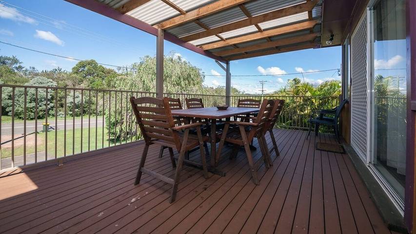 Holiday home for 9 people, with garden in Fingal Bay