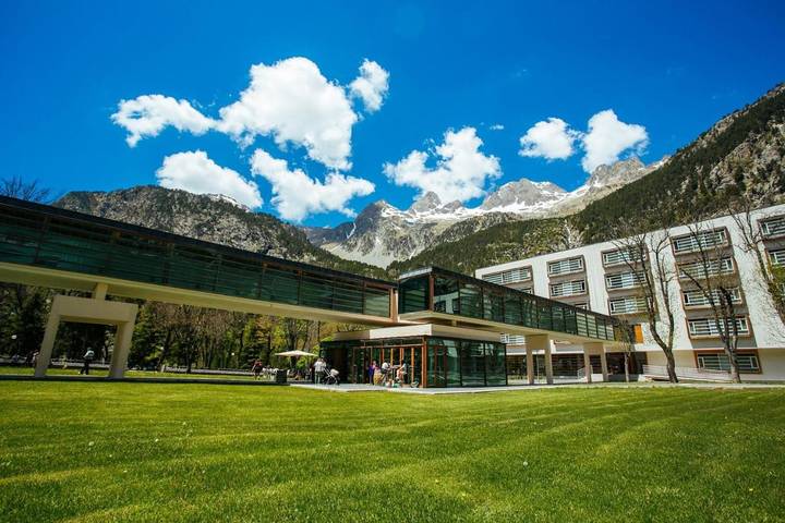 Apartamento para 2 personas, con Jacuzzi y Terraza además de Jardín y Piscina en Panticosa