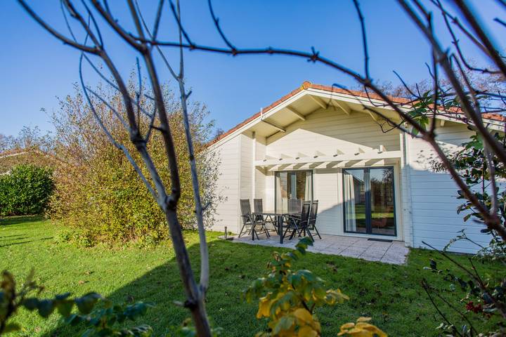 Bungalow voor 6 personen, met Terras en Tuin op Terschelling