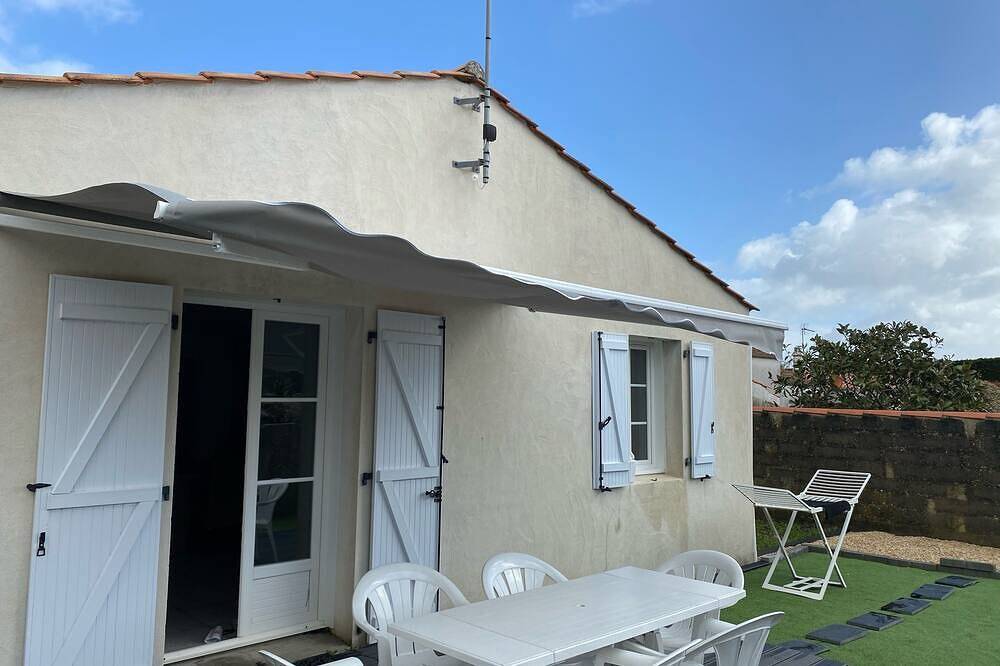 Holiday Home “La Barbâtrine” with Private Terrace, Garden, and Wi-Fi in Barbâtre, Noirmoutier