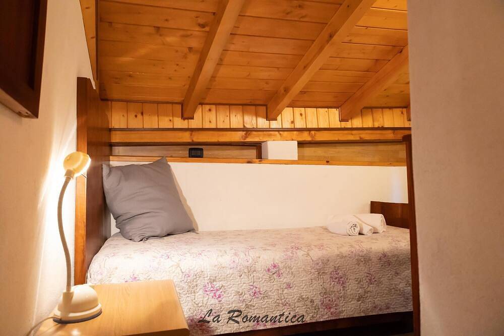 Ganze Wohnung, [Apartment in the Romantic Courtyard] Lake Lugano in Brusimpiano, Brusimpiano Gemeinde