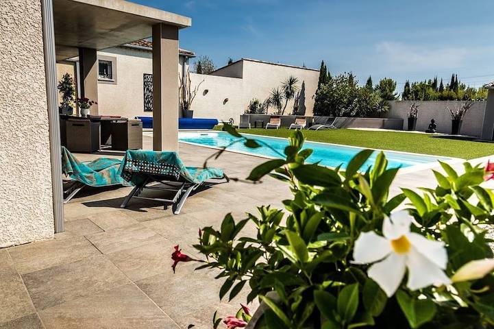 Location de vacances pour 8 personnes, avec Terrasse et Jardin à Plaissan
