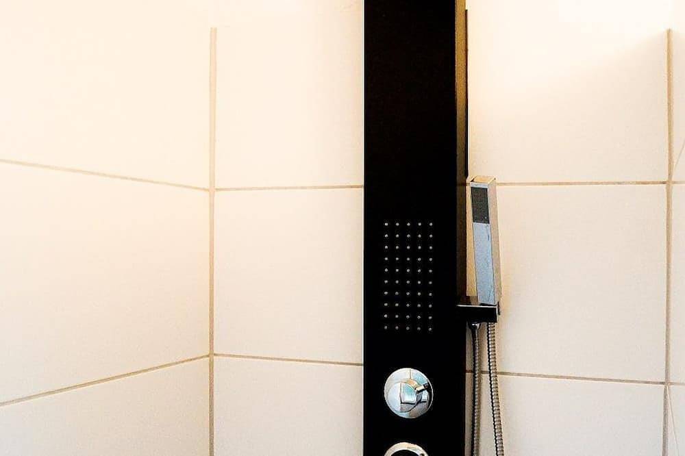 2-Bett-Appartement Black Beauty, Dusche/Wc - Apartments Lilienhof in Burg Eltz, Münstermaifeld