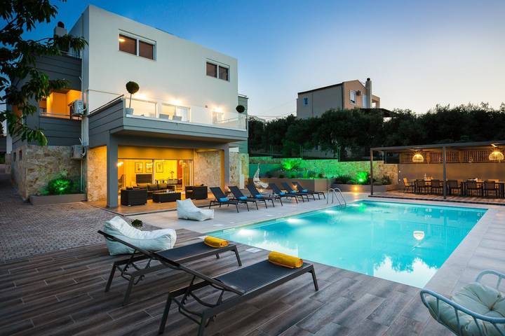 Location de vacances pour 14 personnes, avec jardin et vue sur l’océan ainsi que balcon et piscine à La Canée