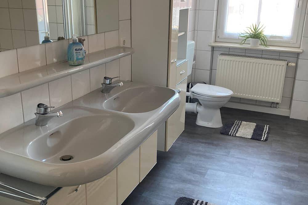 Ganze Wohnung, Renoviertes Feriendomizil (110 m2) mit Badewanne und kostenfreiem Wlan in Hemau, Ostbayern