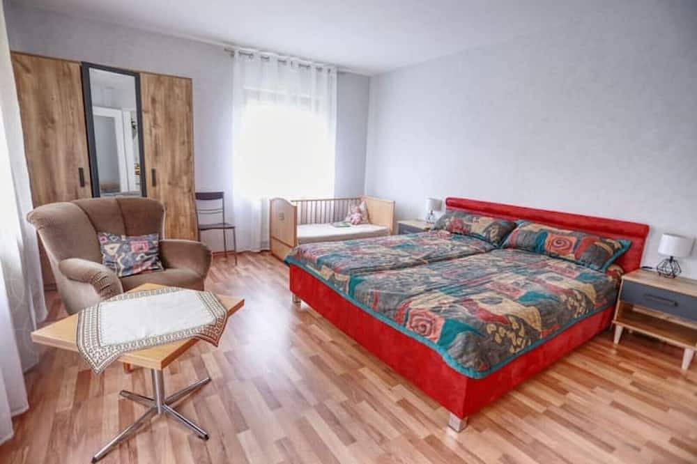 Ganze Wohnung, Gemütliche Ferienwohnung Elena 80m2, Terrasse, Garten, Parkplatz in Ilmenau, Thüringer Kernland