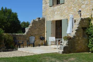Gîte pour 2 personnes, avec terrasse ainsi que jardin et piscine à Montpeyroux
