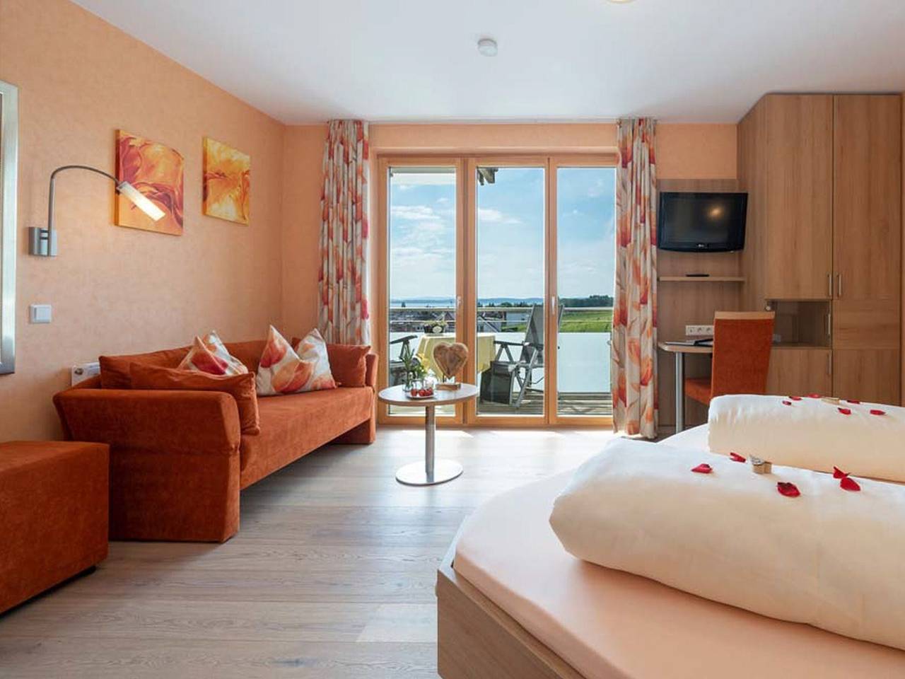 Hotel Mohren Hagnau am Bodensee - Komfortzimmer mit seitlichem Seeblick in Hagnau am Bodensee, Region Bodensee-Oberschwaben