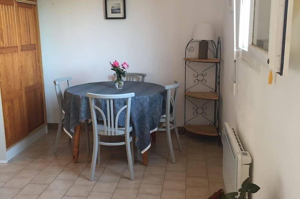 Appartement entier, Agreable studio dans residence calme proche de la mer et du centre ville in Le Pradet, Côte méditerranéenne (France)