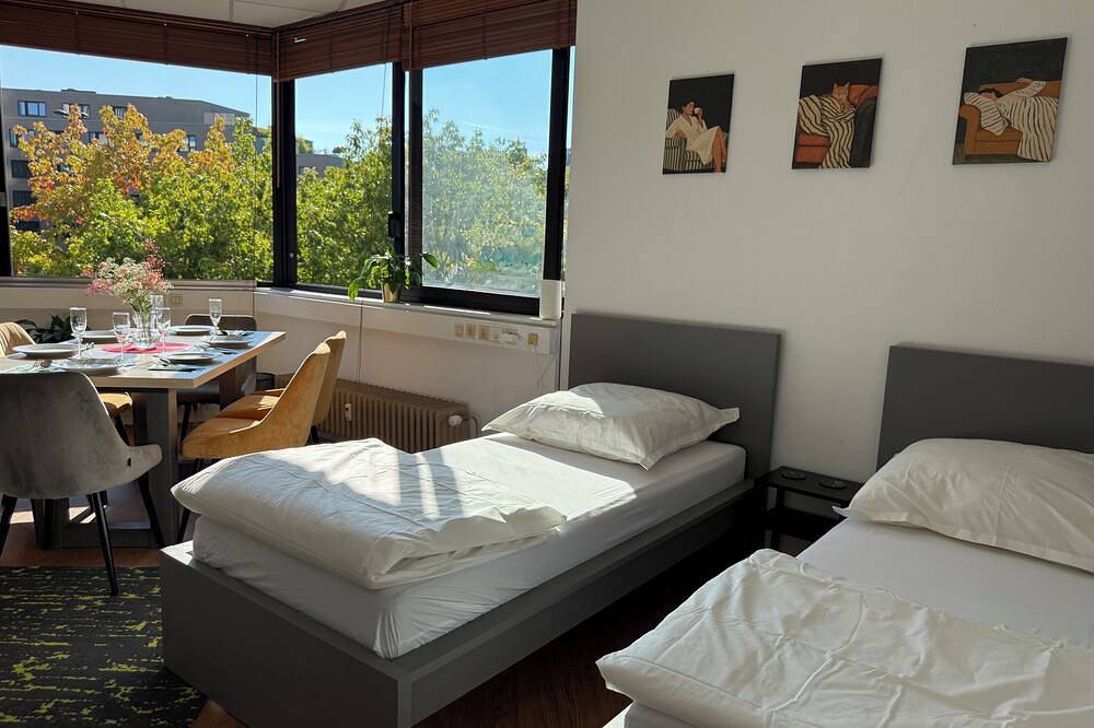 Entire apartment, City Center Retreat/ 1 min Train Station in Cologne, Rhineland