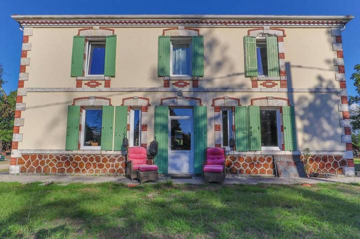 Location de vacances pour 10 personnes, avec Terrasse ainsi que Jardin et Piscine à Trensacq