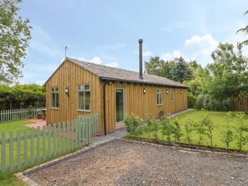 Lodge for 4 People in Staffordshire, West Midlands, Photo 1
