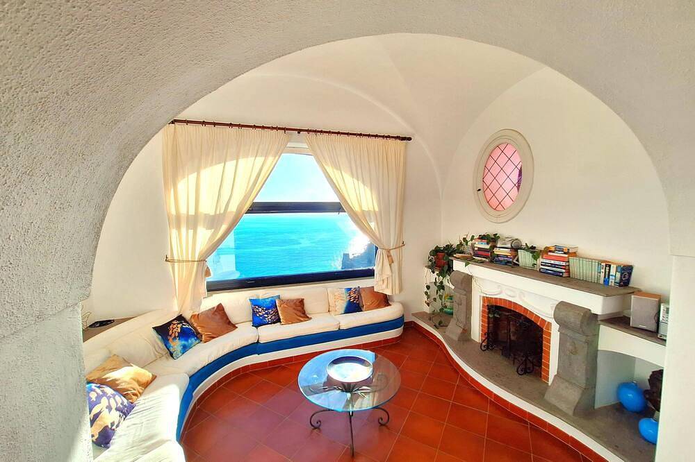 Elegant and central villa with private gated parking in Positano in Spiaggia Fornillo, Positano