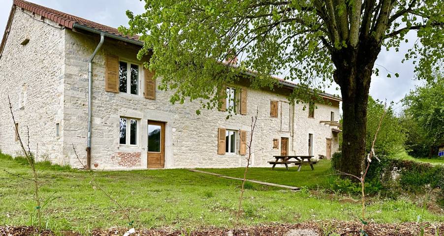 Gîte pour 6 personnes, avec jardin et terrasse, animaux acceptés à Aromas