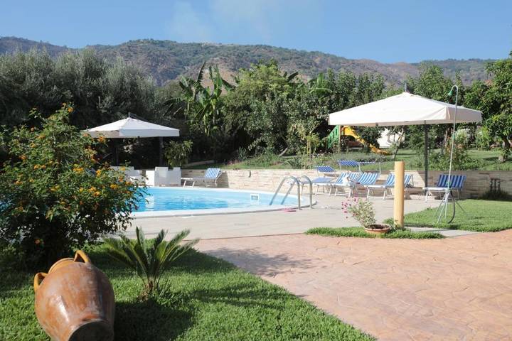 Hotel für 2 Personen, mit Balkon und Terrasse sowie Garten und Pool in Joppolo