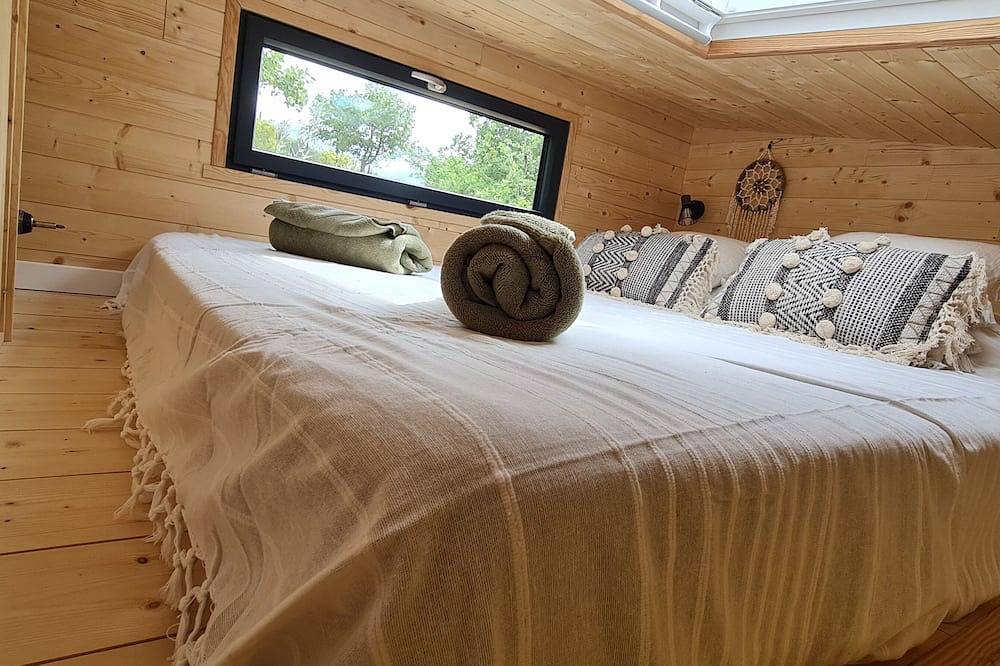 Tiny house with private lagoon pool and jacuzzi in Peypin, Mittelmeerküste (Frankreich)