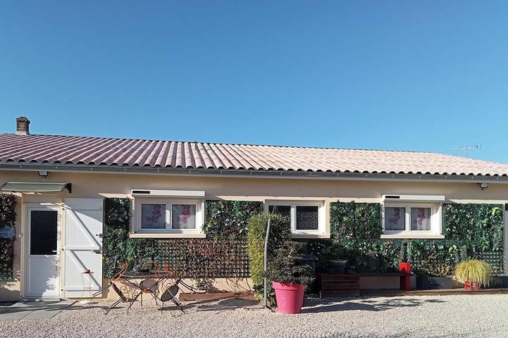 Location de vacances pour 4 personnes, avec jardin à Saint-Médard-de-Guizières