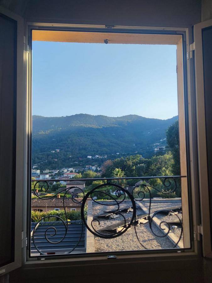 Location de vacances pour 5 personnes, avec jardin ainsi que vue et piscine à Contes - 4