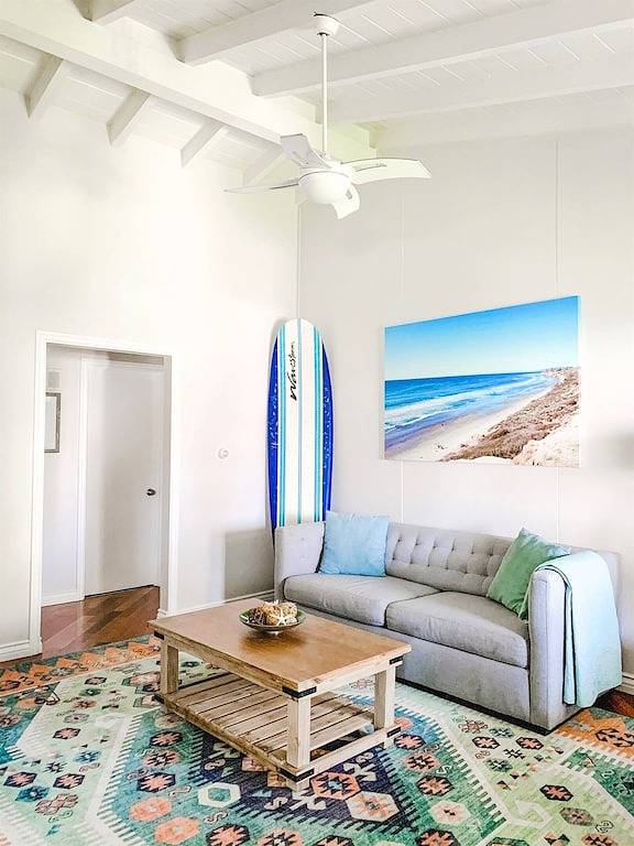 Ganze Wohnung, 1 Block zum Strand | Beachy Getaway | Kostenloses Wifi & Parken in Carlsbad, San Diego County