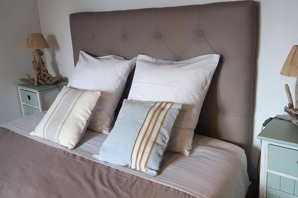 A spacious, bright room with access to the swimming pool in season in Forcalquier region