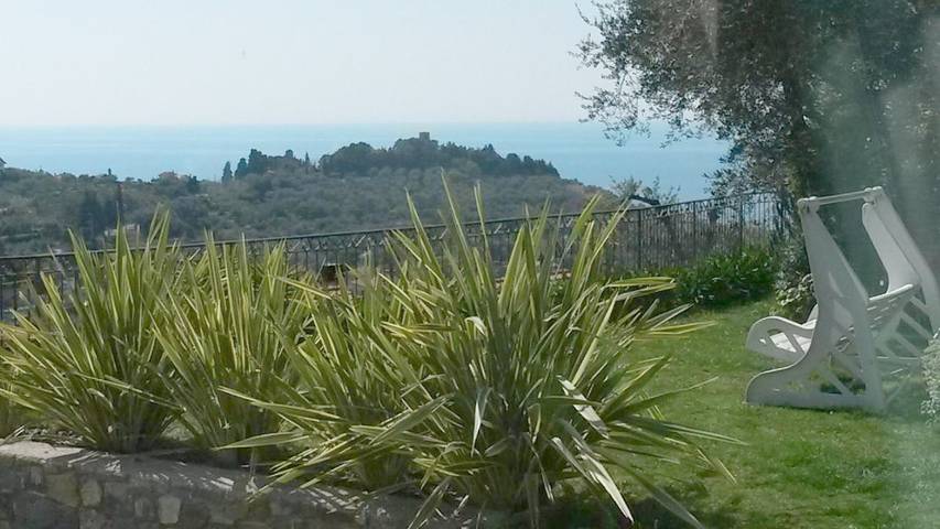 B&b per 2 persone, con Balcone e Terrazza nonché Giardino e Panorama in Imperia e dintorni