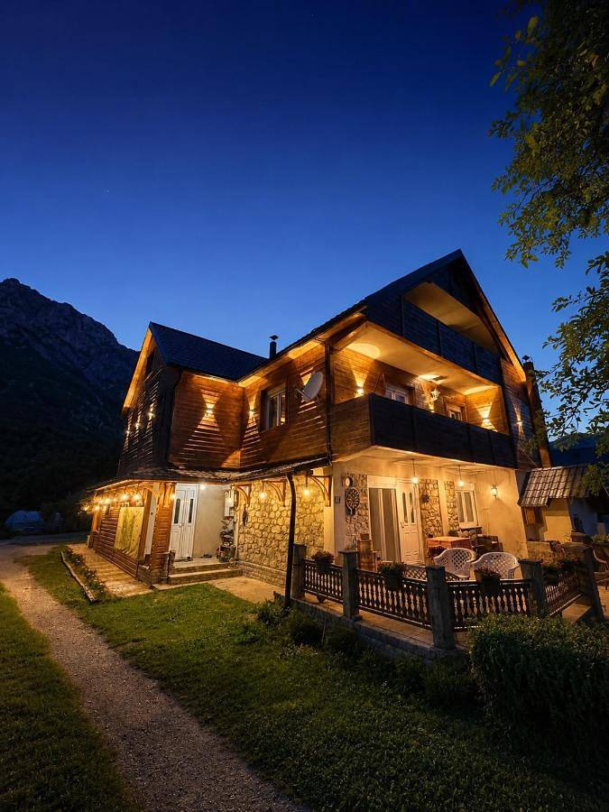 Maison d’hôte pour 4 personnes, avec Terrasse ainsi que Jardin et Sauna dans Gusinje