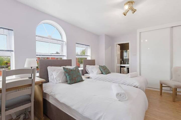 New!4Br Ideal for Contractors, Driveway, Wifi, in Warwick, Warwickshire