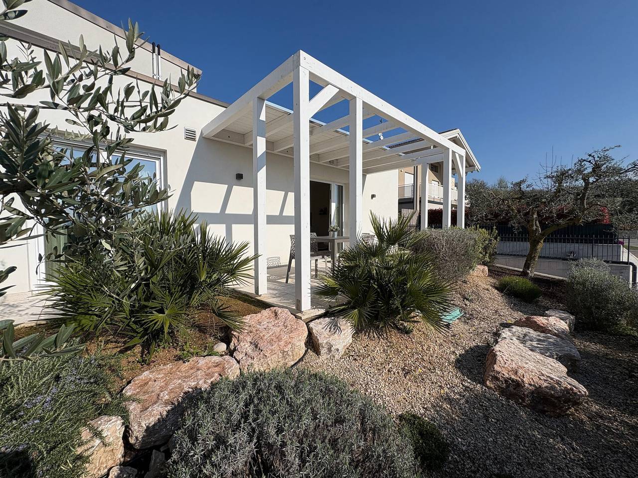 Apartamento entero, Apartamento 'Ai Colli country view apartment' con terraza privada y Wi-Fi in Costermano, Montañas Garda