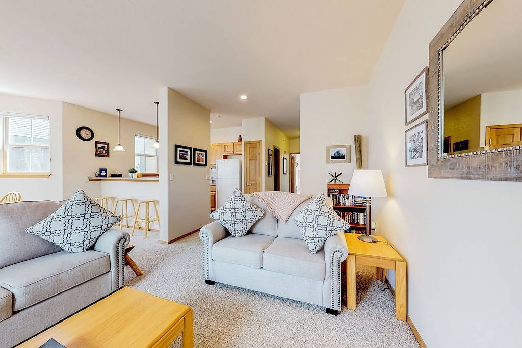 Ganze Wohnung, Erdgeschosswohnung mit privatem Balkon und gemeinsamem Whirlpool - auf der Busroute! in Frisco, Arapaho and Roosevelt National Forests