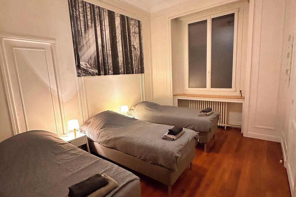 Appartement entier, Appartement de  120M2. 7 Lits. 5 minutes du Métro in Les Lilas, Seine-Saint-Denis