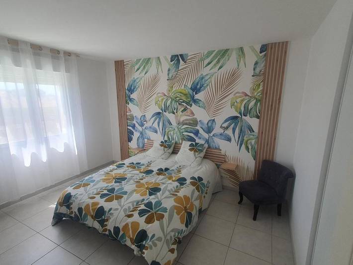 Location de vacances pour 2 personnes, avec jardin et piscine ainsi que vue et terrasse à Cers