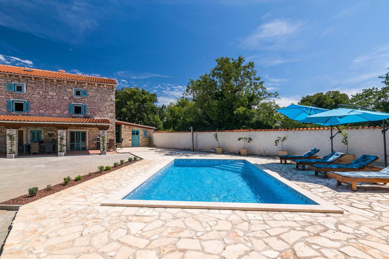 Charmante Villa mit Pool und Terrasse, 1,5 km vom Stadtzentrum von Jursici entfernt in Jursici, Svetvinčenat