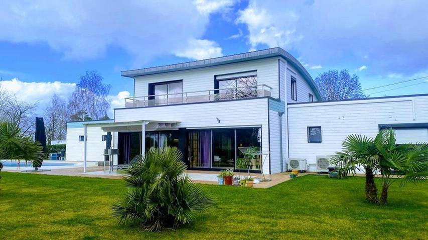 Location de vacances pour 6 personnes, avec piscine ainsi que vue et jardin à Néant-sur-Yvel