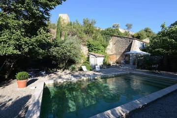Location de vacances pour 4 personnes, avec terrasse et jardin à Cairanne