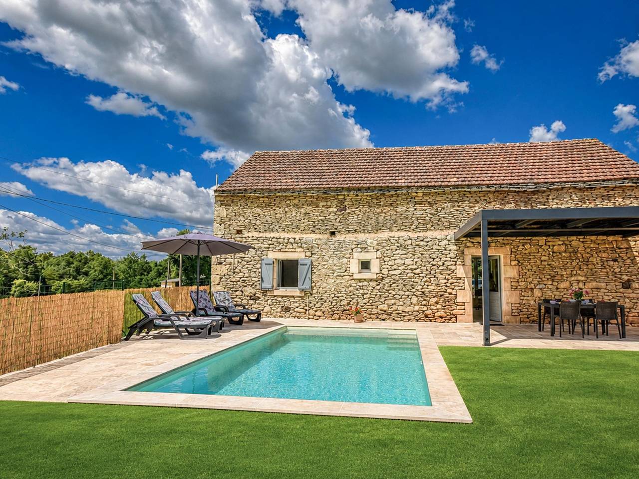 Gîte de qualité avec terrasse et piscine privée in Montcabrier, Quercy