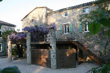 Gîte pour 4 personnes, avec jardin et piscine à Grospierres