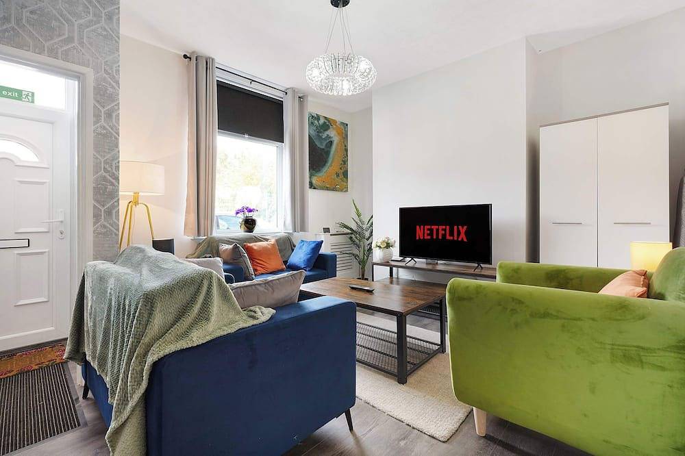 Cozy 2Br Home Sleeps 5 with WiFi by Stay With Us in Wigan, Grand Manchester
