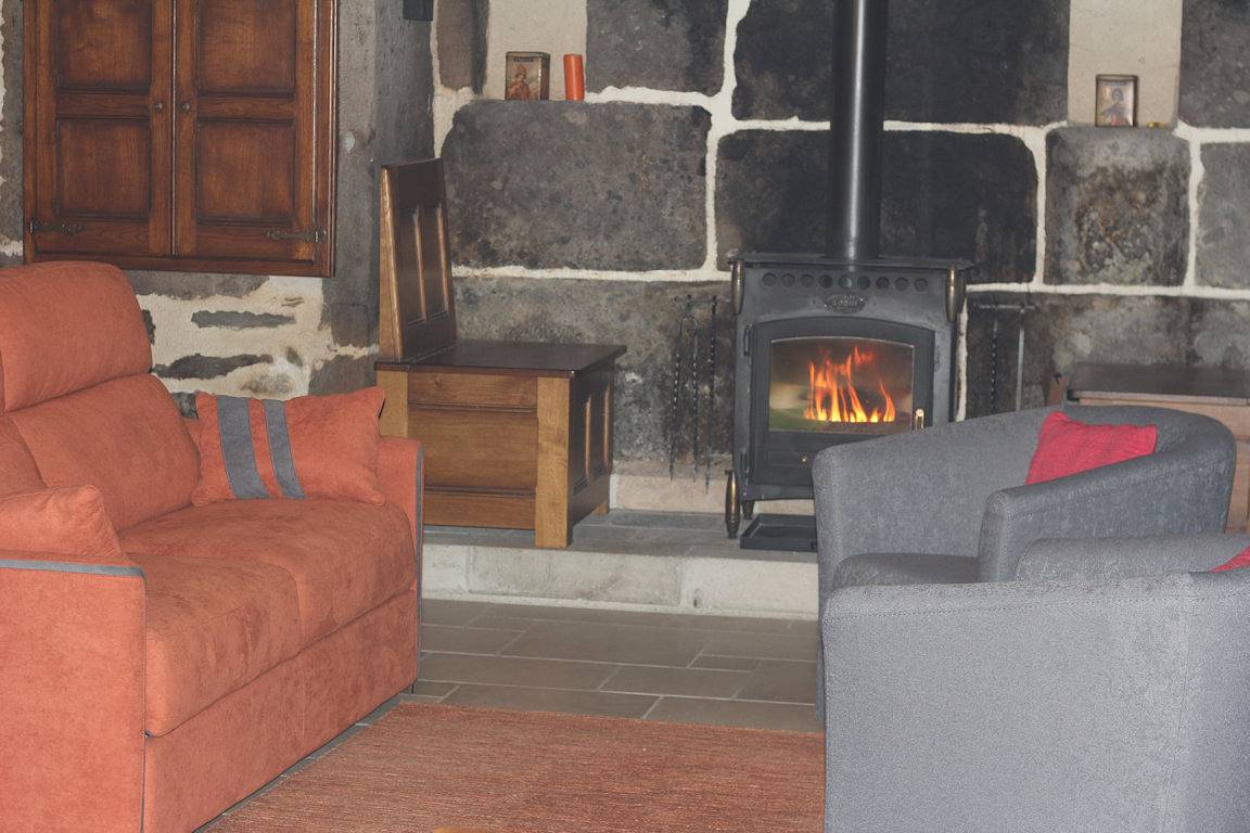 Gîte (4/6 personnes) vue sur la vallée dans le parc des volcans in Jou-sous-Monjou, Région d'Aurillac