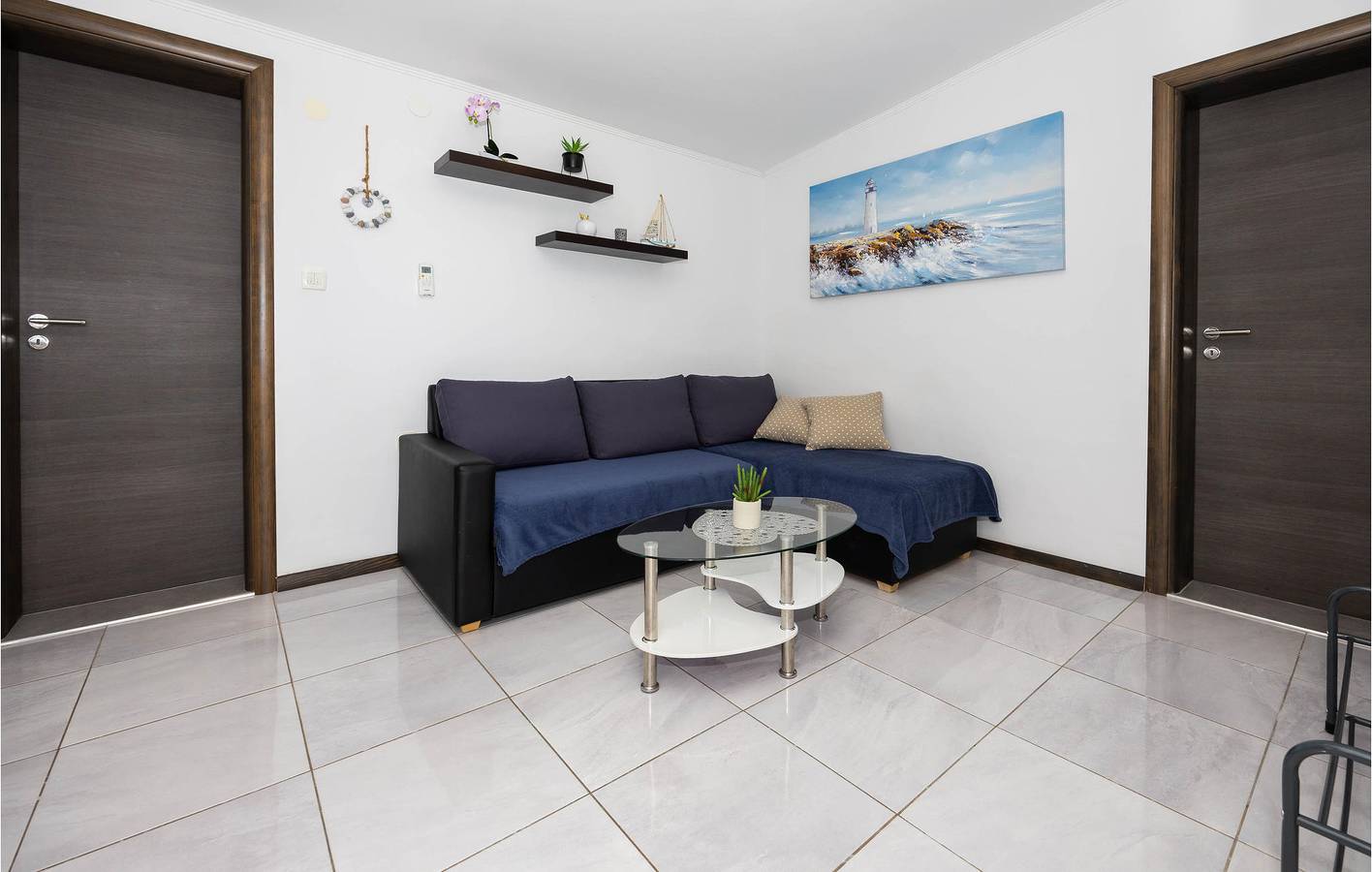 Gemütliche Wohnung mit Terrasse, WLAN und Parkplatz, 1,5 km vom Strand entfernt in Jesenice, Split-Dalmatien