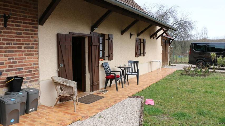 Vakantiehuis voor 10 personen, with tuin and sauna as well as whirlpool, kindvriendelijk in Bourgondië