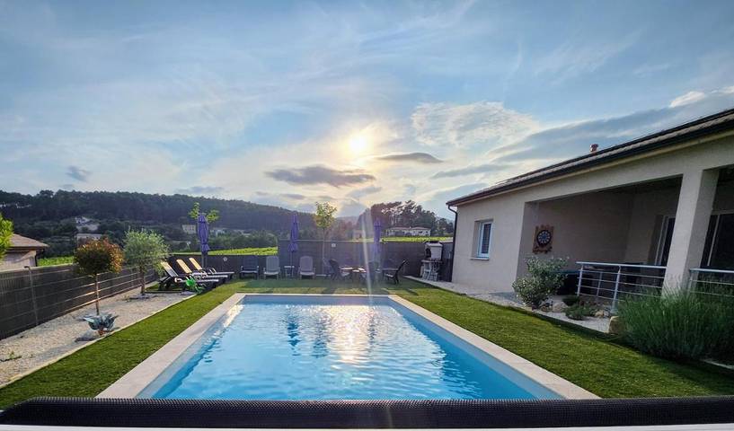 Vakantiehuis voor 10 personen, with tuin and uitzicht as well as zwembad, met huisdier in Joyeuse