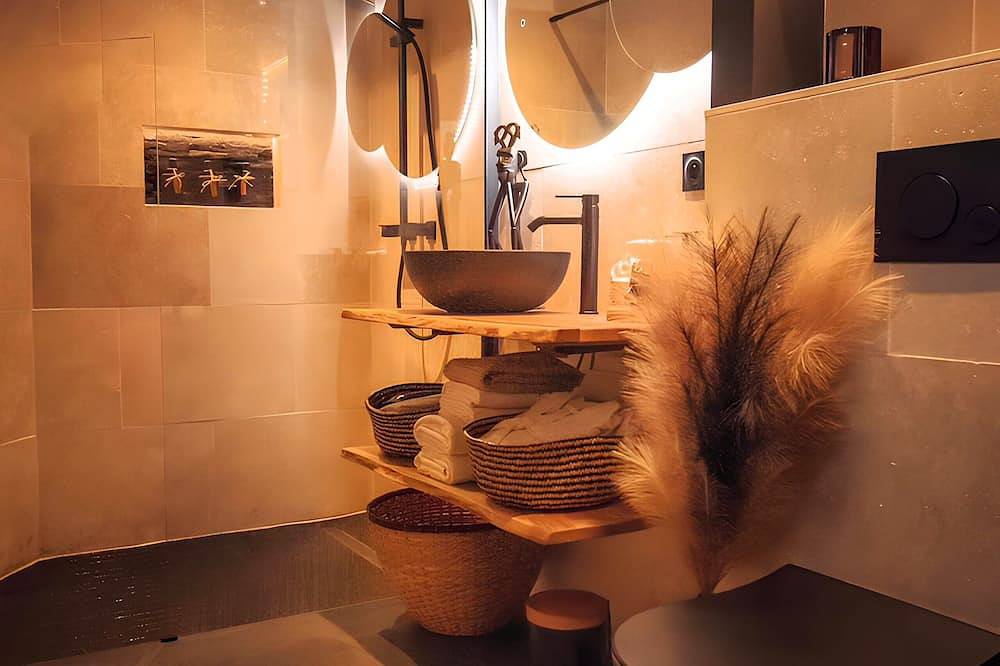 Entire apartment, Velvet & Leather - Luxurious Loveroom near Paris - Spa Sauna Secretroom Cinema in Choisy-le-Roi, Val-de-Marne