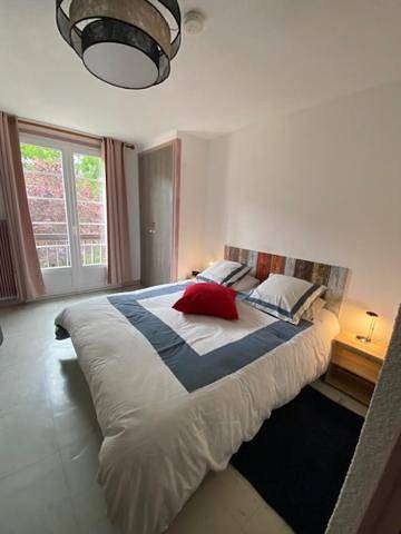 Gîte pour 3 personnes, avec vue et balcon, animaux acceptés à Murat-le-Quaire