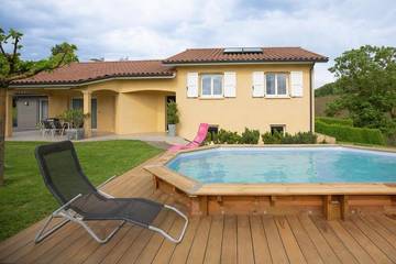 Cottage pour 8 personnes, avec piscine et jardin ainsi que vue et terrasse dans Chevrières