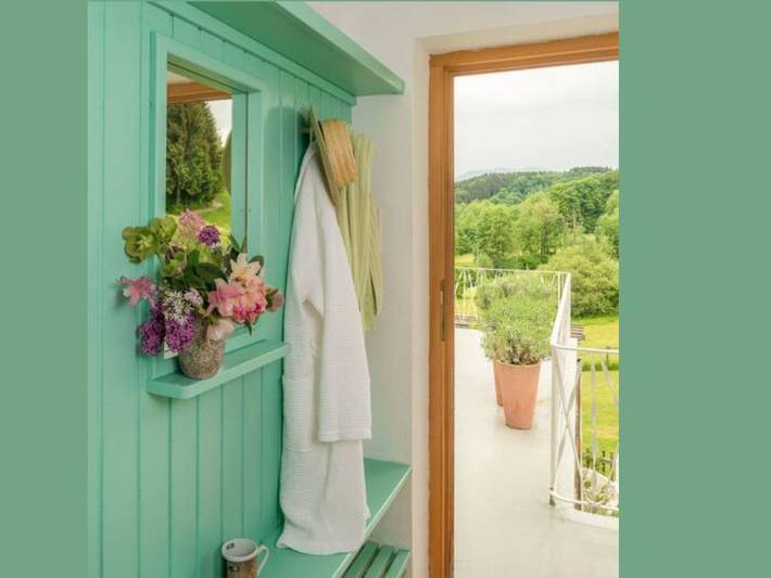 Ferienwohnung für 2 Personen, mit Ausblick und Balkon sowie Seeblick und Garten in Attergau