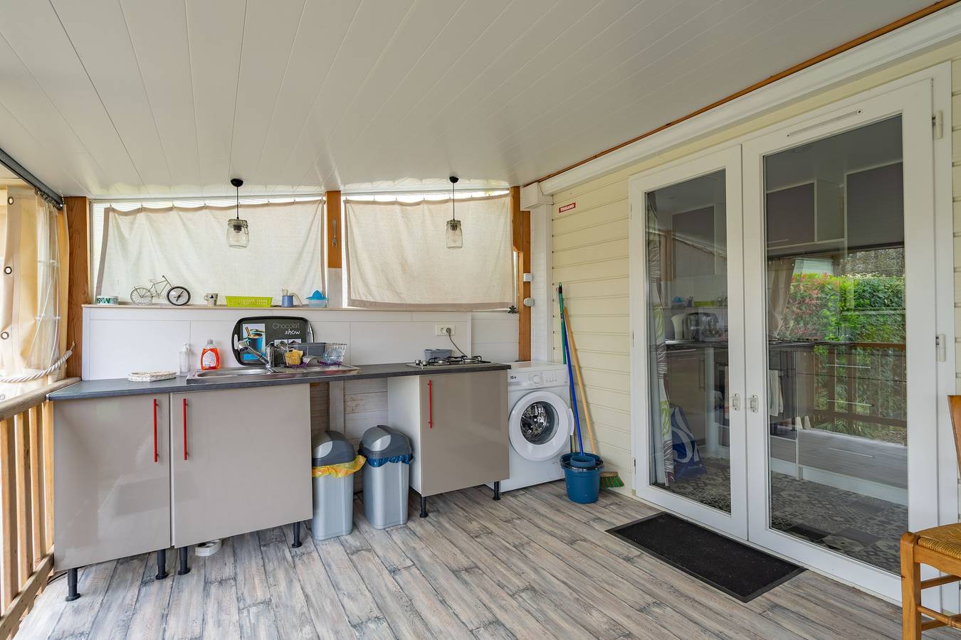 Mobil-home proche Royan-Oléron avec piscine partagée, terrasse privée et climatisation in Saint-Sornin, Région de Rochefort