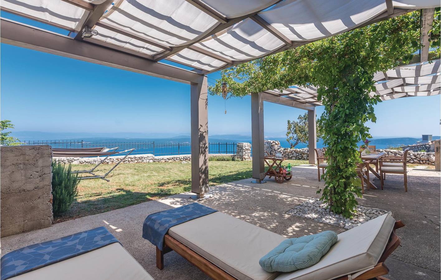 Gemütliche 1-Zimmer-Wohnung mit Garten, WLAN und Parkplatz in Küstennähe in Cres Stadt, Cres